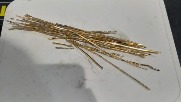 ಹೇರ್ ಬ್ಯಾಂಡ್ ಒಳಗೆ ಚಿನ್ನದ ತಂತಿ