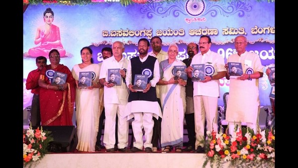 ಕೈಯಿಂದಲೇ ಹೊಲಸು ತೆಗೆಯುವ ಪದ್ಧತಿ!