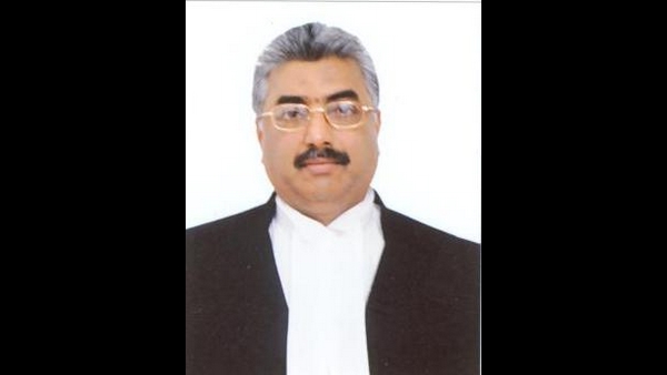 ನ್ಯಾ. ಎ.ಎಸ್.ಓಕ್ ಮತ್ತು ನ್ಯಾ. ಅರವಿಂದ್ ಕುಮಾರ್ ಅವರಿದ್ದ ವಿಭಾಗೀಯ ಪೀಠ ನ್ಯಾ. ಎ.ಎಸ್.ಓಕ್ ಮತ್ತು ನ್ಯಾ. ಅರವಿಂದ್ ಕುಮಾರ್ ಅವರಿದ್ದ ವಿಭಾಗೀಯ ಪೀಠ