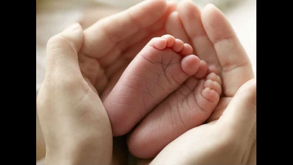  ತಾಯಿಯ ಪಾದಕ್ಕೆ ನಮಸ್ಕರಿಸಿ, ಆಶೀರ್ವಾದವನ್ನು ಪಡೆದು ಆಕೆಯ ಮುಖವನ್ನು ನೋಡಿ