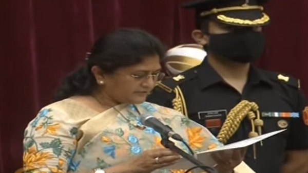 ಸಚಿವೆಯಾಗಿ ಪ್ರಮಾಣ ವಚನ ಸ್ವೀಕರಿಸಿದ ಶಶಿಕಲಾ ಜೊಲ್ಲೆ