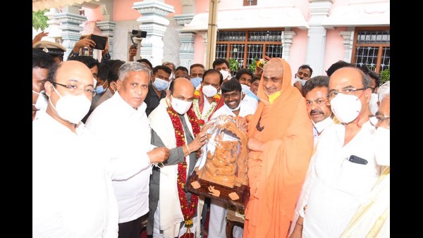 ಸುತ್ತೂರು ಮಠಕ್ಕೆ ಸಿಎಂ ಬೊಮ್ಮಾಯಿ ಭೇಟಿ