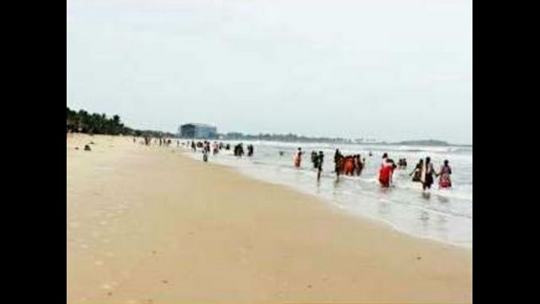 ಸಮುದ್ರ ದಡದಲ್ಲಿ ಬಲೆಗಳಿಂದ ಬೇಲಿ ಸಮುದ್ರ ದಡದಲ್ಲಿ ಬಲೆಗಳಿಂದ ಬೇಲಿ