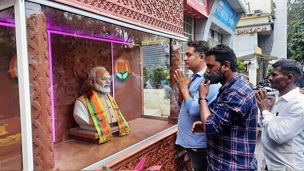  ಪ್ರಧಾನಿ ಪ್ರತಿಮೆಗೆ ಕೈ ಮುಗಿದು ಹೋಗುತ್ತಿದ್ದ ಜನರು!