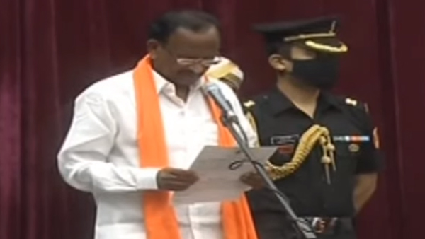 ಸಚಿವರಾಗಿ ಪ್ರಮಾಣ ವಚನ ಸ್ವೀಕರಿಸಿದ ನಾಗರಾಜ್ ಎಂ. ಟಿ.ಬಿ