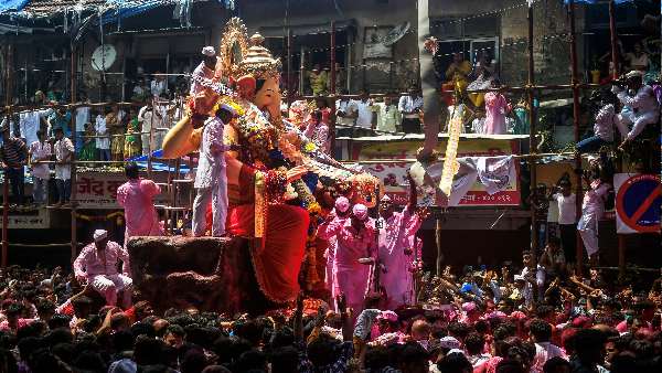 ದೊಡ್ಡ ಗಣೇಶ ಮೂರ್ತಿ ಖರೀದಿಸಲು ಹಿಂದೇಟು ದೊಡ್ಡ ಗಣೇಶ ಮೂರ್ತಿ ಖರೀದಿಸಲು ಹಿಂದೇಟು