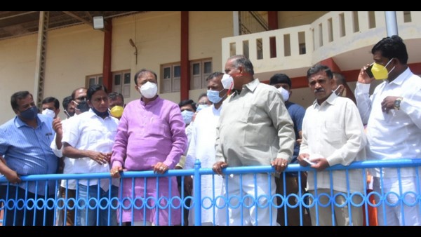 ರೈತರ ರಕ್ತ ಕುಡಿಯುವ ಅಧಿಕಾರಿಗಳನ್ನು ಸುಮ್ಮನೆ ಬಿಡಲ್ಲ
