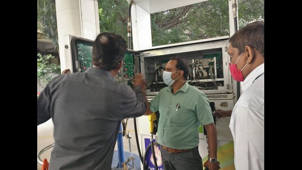 ಇಂಧನ ಕದಿಯವ ಜಾಲ ಬೆಳಕಿಗೆ ಇಂಧನ ಕದಿಯವ ಜಾಲ ಬೆಳಕಿಗೆ