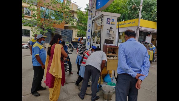 ಲೀಟರ್ಗೆ ಐದು ಎಂಎಲ್ ಕದಿಯುವ ಲೀಗಲ್ ದಂಧೆ ಲೀಟರ್ಗೆ ಐದು ಎಂಎಲ್ ಕದಿಯುವ ಲೀಗಲ್ ದಂಧೆ