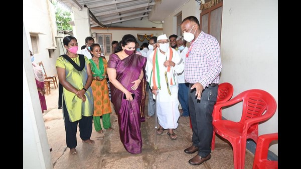 Chikkaballapur District Administration Paid Homage To The Freedom Fighters