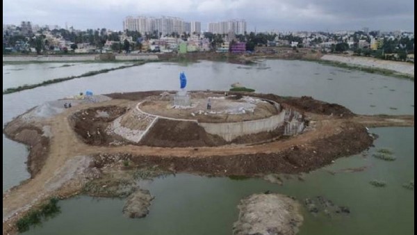  ಸತೀಶ್ ರೆಡ್ಡಿಗೆ ಸಾಂತ್ವನ ಹೇಳಿದ ಕ್ರಿಶ್ಚಿಯನ್ ಫಾದರ್ 