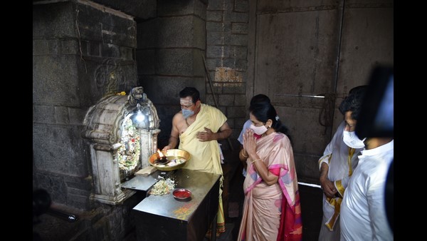 ನಾಡದೇವತೆ ದರ್ಶನ ಪಡೆದ ಶೋಭಾ ನಾಡದೇವತೆ ದರ್ಶನ ಪಡೆದ ಶೋಭಾ