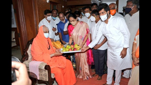 ಸುತ್ತೂರು ಮಠಕ್ಕೆ ಭೇಟಿ ಸುತ್ತೂರು ಮಠಕ್ಕೆ ಭೇಟಿ
