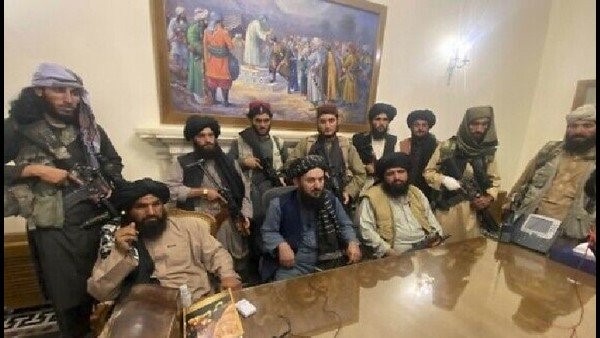 ಅಧ್ಯಕ್ಷರ ಚೇರ್ ಮೇಲೆ ವಿಶ್ರಾಂತಿ 