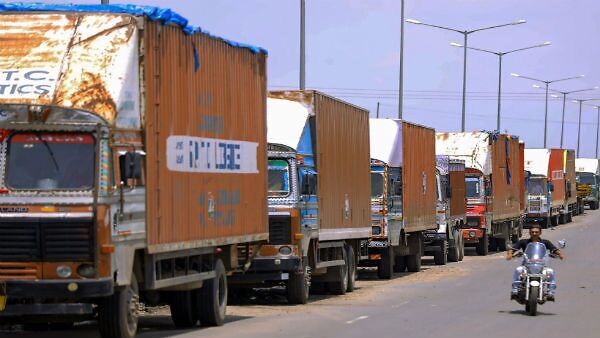 ಇಕ್ಕಟ್ಟಿಗೆ ಸಿಲುಕಿದ ಟ್ರಕ್ ಚಾಲಕರು ಇಕ್ಕಟ್ಟಿಗೆ ಸಿಲುಕಿದ ಟ್ರಕ್ ಚಾಲಕರು