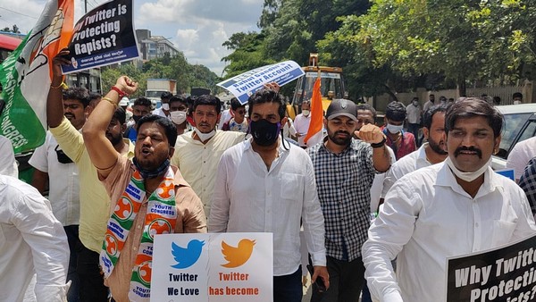 Rahul Gandhis Twitter account suspended issue: Karnataka Youth Congress protest in front Twitter office Rahul Gandhis Twitter account suspended issue: Karnataka Youth Congress protest in front Twitter office