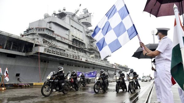  ಐಎನ್ಎಸ್ ವಿಕ್ರಮಾದಿತ್ಯದ ಮೇಲೆ ಚಾಲನೆ