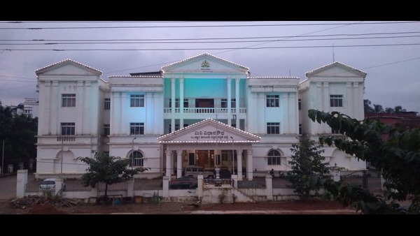 ಮಹಿಳಾ ಅಧಿಕಾರಿ ಮುಂದೆ ಗಟ್ಟಿ ಧ್ವನಿಯಲ್ಲಿ ರೇಗಾಡಿದ್ದಾರೆ ಮಹಿಳಾ ಅಧಿಕಾರಿ ಮುಂದೆ ಗಟ್ಟಿ ಧ್ವನಿಯಲ್ಲಿ ರೇಗಾಡಿದ್ದಾರೆ