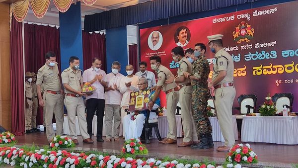 Mangaluru: Salute Parents And Be Heroic To The Wicked; Veerender Heggade Calls To Police Mangaluru: Salute Parents And Be Heroic To The Wicked; Veerender Heggade Calls To Police