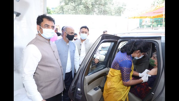 ವಾಹನದಲ್ಲೇ ಕೋವಿಡ್ ಲಸಿಕೆ