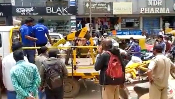Towing bribe: ACB police have arrested a towing staff who are accepting bribe from two wheeler owner 