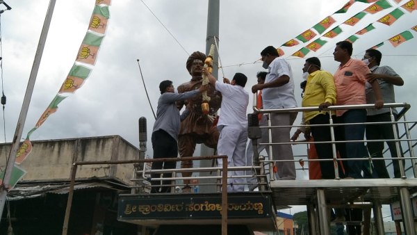  ಸಂಗೊಳ್ಳಿ ರಾಯಣ್ಣ ಪ್ರತಿಮೆಗೆ ಮಾಲಾರ್ಪಣೆ 