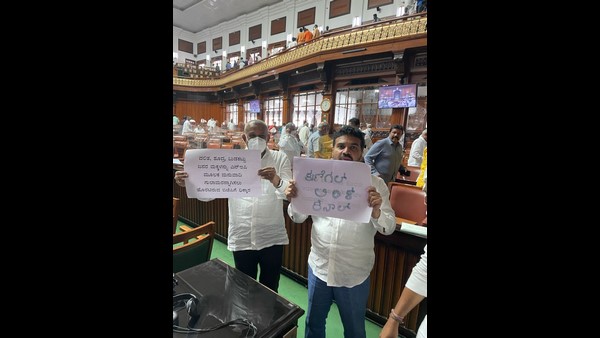 ಬೊಮ್ಮಾಯಿ ಎದುರು ಬಿತ್ತಿಪತ್ರ ಪ್ರದರ್ಶಿಸಿದ ಡಿಕೆಶಿ!