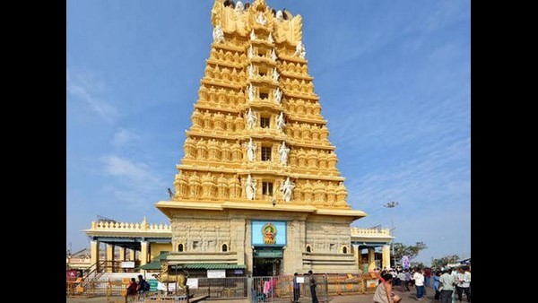 Mysuru: Chamumdeshwari Temple Revenue Collection Drops Due To Weekend Curfew Mysuru: Chamumdeshwari Temple Revenue Collection Drops Due To Weekend Curfew