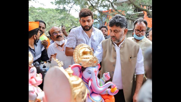 ಸಣ್ಣ ಸಗಣಿ ಉಂಡೆಯನ್ನು ಗಣೇಶ ಎಂದು ಪೂಜೆ ಮಾಡ್ತೇವೆ ಸಣ್ಣ ಸಗಣಿ ಉಂಡೆಯನ್ನು ಗಣೇಶ ಎಂದು ಪೂಜೆ ಮಾಡ್ತೇವೆ