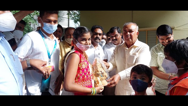 ಗಣೇಶ ಮೂರ್ತಿ ವಿತರಿಸಿದ ರಾಮಲಿಂಗಾರೆಡ್ಡಿ!
