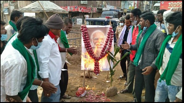 Chitradurga: Farmers Put Onion Garland To Narendra Modi Photo During Bharat Bandh Protest In Hosadurga Chitradurga: Farmers Put Onion Garland To Narendra Modi Photo During Bharat Bandh Protest In Hosadurga