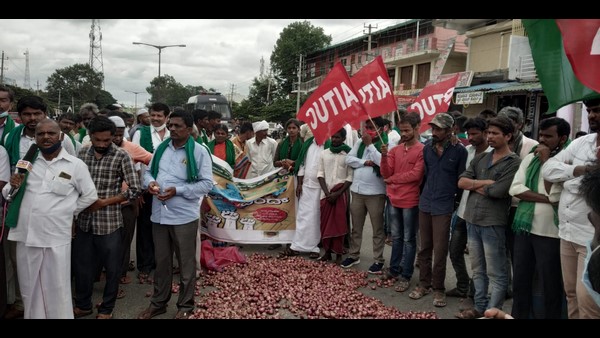Chitradurga: Farmers Put Onion Garland To Narendra Modi Photo During Bharat Bandh Protest In Hosadurga Chitradurga: Farmers Put Onion Garland To Narendra Modi Photo During Bharat Bandh Protest In Hosadurga