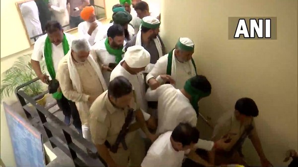 ಆಯುಷ್ ಸಿನ್ಹಾ ಅಮಾನತ್ತಿಗೆ ಪಟ್ಟು ಹಿಡಿದ ರೈತರು 