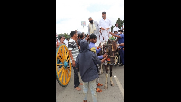 ಮೊದಲ ದಿನ ಎತ್ತಿನ ಗಾಡಿಯಲ್ಲಿ ಬಂದಿದ್ದರು!