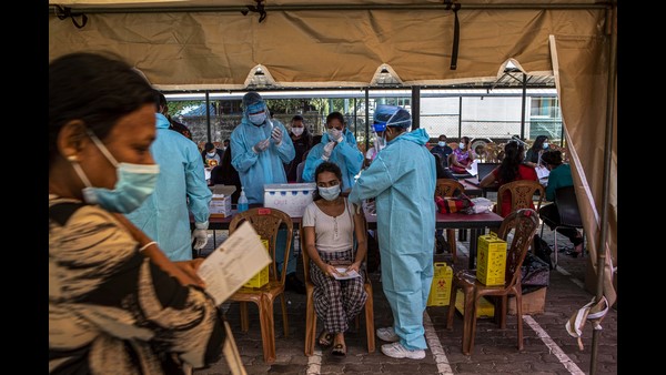 7 Day Average Of Coronavirus Cases In Country At Declinging Curve