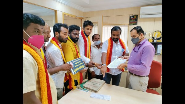 ಕರವೇ ಕಾರ್ಯಕರ್ತರ ಆಗ್ರಹ 