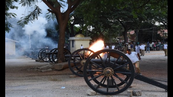 ಫಿರಂಗಿ ಸಿಡಿಸೋದು ಸಿಎಆರ್ ಪೊಲೀಸರ ಜವಾಬ್ದಾರಿ ಫಿರಂಗಿ ಸಿಡಿಸೋದು ಸಿಎಆರ್ ಪೊಲೀಸರ ಜವಾಬ್ದಾರಿ