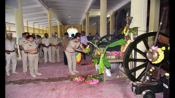 ಕುಶಾಲತೋಪು ಸಿಡಿಸುವುದು ಸುಲಭವಲ್ಲ ಕುಶಾಲತೋಪು ಸಿಡಿಸುವುದು ಸುಲಭವಲ್ಲ