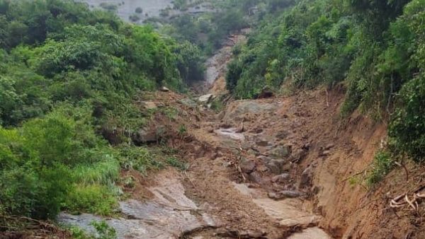 ಮಲೆನಾಡಿನಂತೆ ಕುಸಿದ ಗುಡ್ಡ
