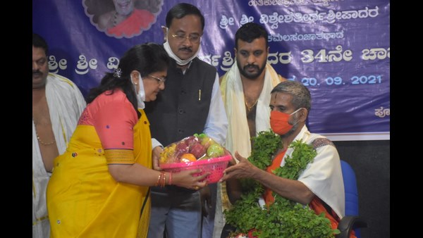  ಪೇಜಾವರ ಶ್ರೀಗಳನ್ನು ಭೇಟಿಯಾದ ಮುಜರಾಯಿ ಇಲಾಖೆಯ ಸಚಿವೆ ಶಶಿಕಲಾ ಜೊಲ್ಲೆ 