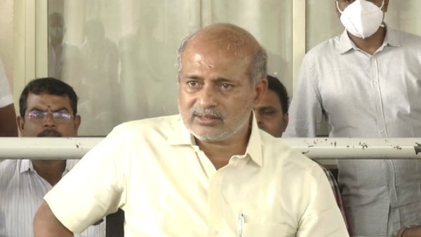 ಸಭಾಪತಿ ಪೀಠದ ಮುಂದೆ ಧರಣಿ ಕೂತ ಸಾ.ರಾ.ಮಹೇಶ್ ಸಭಾಪತಿ ಪೀಠದ ಮುಂದೆ ಧರಣಿ ಕೂತ ಸಾ.ರಾ.ಮಹೇಶ್