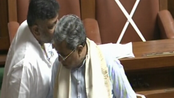  ಫ್ರಂಟ್ ಲೈನಿನಲ್ಲಿ ಯಾರೂ ಇಲ್ಲ, ಆದರೂ ಅದು ಹೇಗೆ ಪಂಚೆ ಕಳಚಿತು