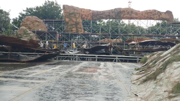 ಬೃಹತ್ ವೇದಿಕೆ ನಿರ್ಮಾಣ