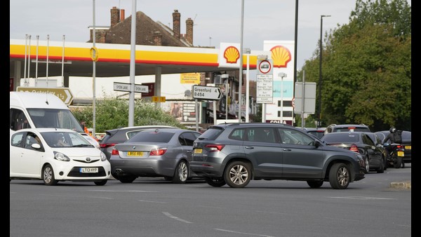 ಪೆಟ್ರೋಲ್, ಡೀಸೆಲ್ ಕೊರತೆ ಸೃಷ್ಟಿಯಾಗಿದ್ದು ಹೇಗೆ? ಪೆಟ್ರೋಲ್, ಡೀಸೆಲ್ ಕೊರತೆ ಸೃಷ್ಟಿಯಾಗಿದ್ದು ಹೇಗೆ?