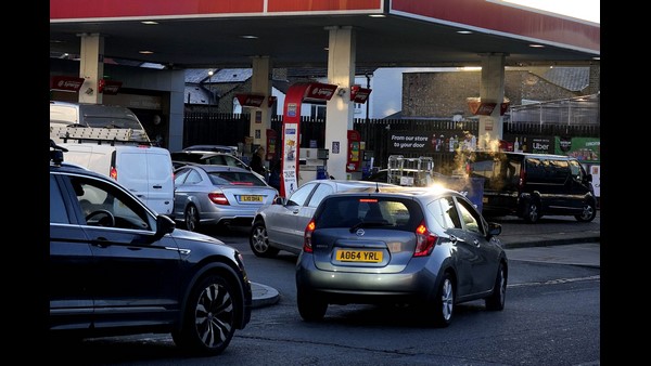 ಲಂಡನ್ ನೆಲದಲ್ಲಿ ಪೆಟ್ರೋಲ್-ಡೀಸೆಲ್ ಖಾಲಿ ಲಂಡನ್ ನೆಲದಲ್ಲಿ ಪೆಟ್ರೋಲ್-ಡೀಸೆಲ್ ಖಾಲಿ