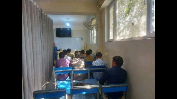 ವಿದ್ಯಾರ್ಥಿನಿಯರಿಗೆ ಯಾರು ಬೋಧಿಸಬೇಕು ಎಂಬ ಆದೇಶ