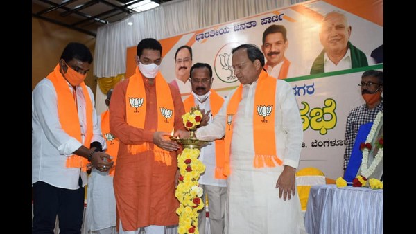State BJP in charge Arun Singh in Bengaluru to finalise bjp candidates for by election