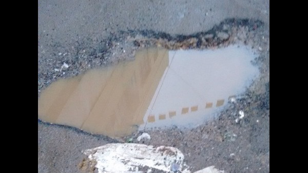 AAP protest against govt to do Potholes festival, demand road safety 