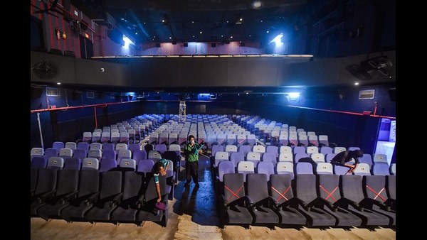 ಪೂರ್ಣ ಭರ್ತಿಯೊಂದಿಗೆ ಥಿಯೇಟರ್ ಓಪನ್