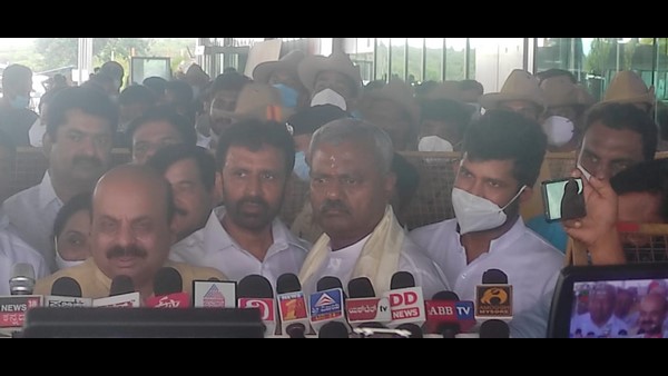 ಅವರ ಹೆಸರಿನಲ್ಲಿ ಪ್ರತಾಪ ಮತ್ತು ಸಿಂಹ ಎರಡೂ ಇದೆ ಅವರ ಕಡೆ ಅವರ ಹೆಸರಿನಲ್ಲಿ ಪ್ರತಾಪ ಮತ್ತು ಸಿಂಹ ಎರಡೂ ಇದೆ ಅವರ ಕಡೆ